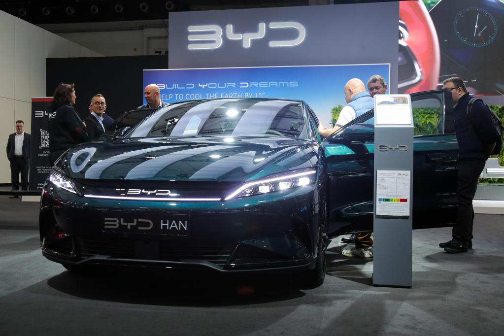 Une voiture électrique (VE) BYD Han lors d'une avant-première médiatique au 100e Salon de l'automobile de Bruxelles, en Belgique, le 13 janvier 2023. Une flotte de VE de luxe de fabricants chinois a été présentée à l'événement, qui a ouvert ses portes aux professionnels du secteur et aux médias vendredi. (Xinhua/Zheng Huansong)