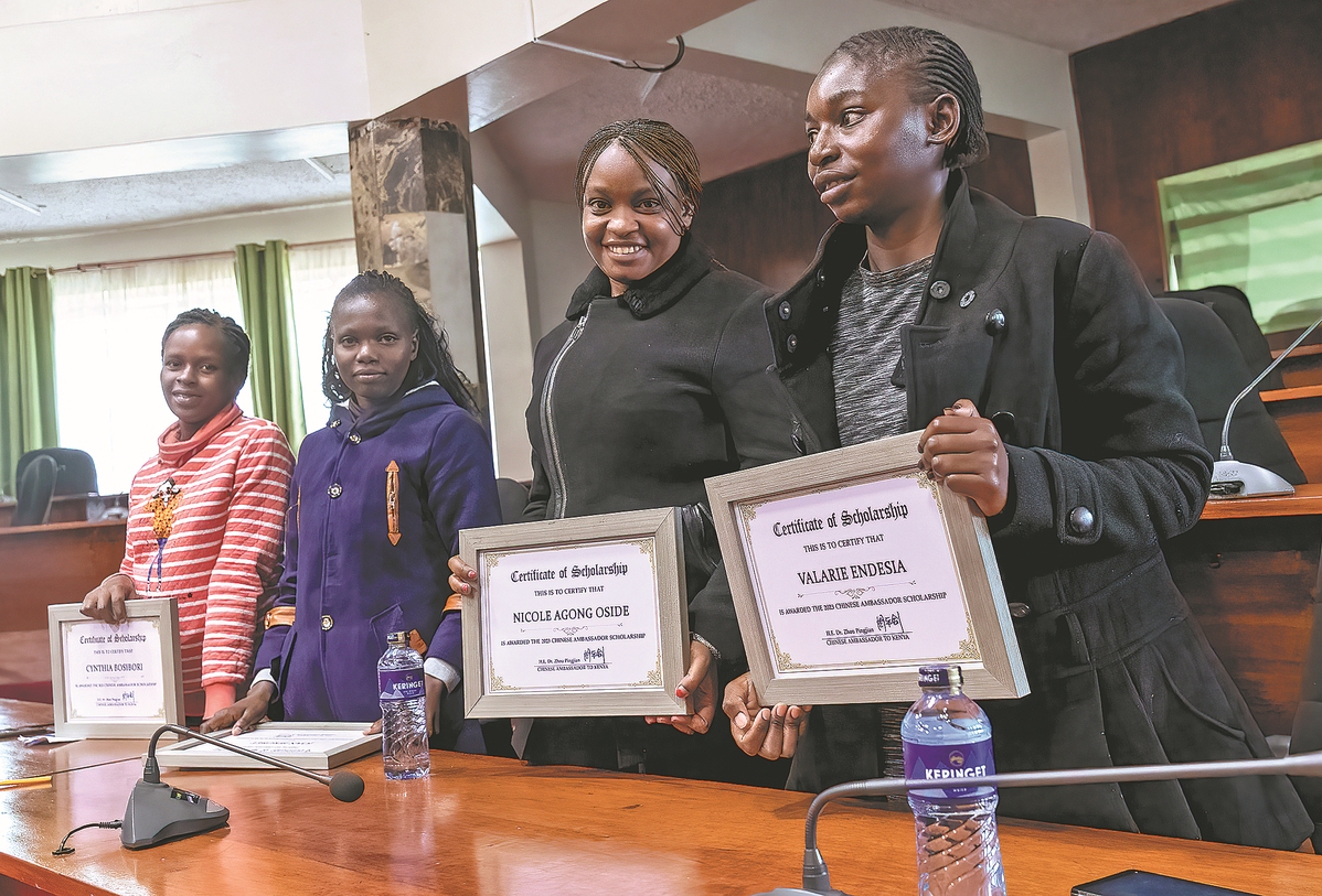 Des bénéficiaires de la bourse de l'ambassadeur de Chine présentent le 22 novembre leurs certificats à l'Université Moi, au Kenya. (Xie Songxin / China Daily)