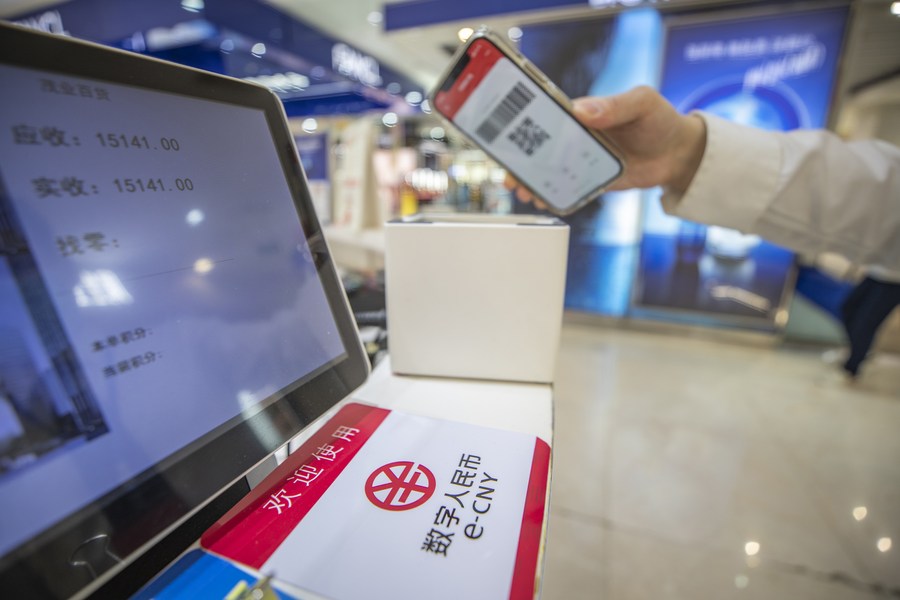 Un client paie en yuan numérique (e-CNY) dans une grande surface à Chongqing, dans le sud-ouest de la Chine, le 3 mai 2022. (Photo : Huang Wei)