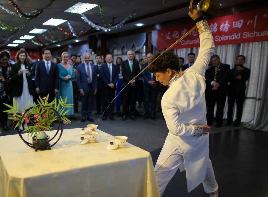 Photo prise le 29 novembre 2023 montrant un artiste chinois faisant une démonstration de l'art du thé en théière longue à Auckland, en Nouvelle-Zélande. (Xinhua)