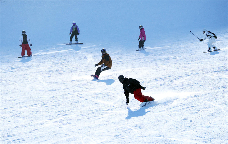 Xinjiang : une forte participation au ski pendant les week-ends