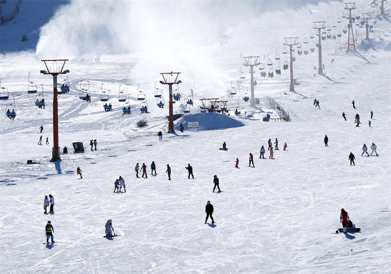 Xinjiang : une forte participation au ski pendant les week-ends