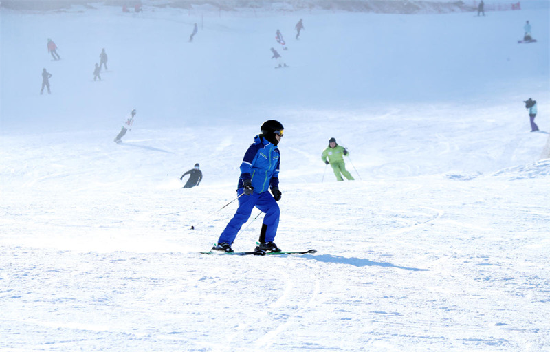 Xinjiang : une forte participation au ski pendant les week-ends