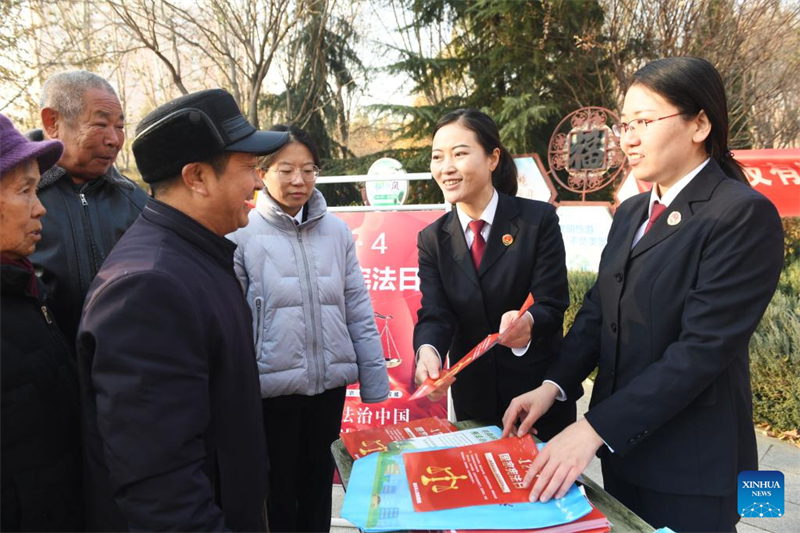 Le personnel du parquet populaire local diffuse la Constitution dans un parc à Xinle, à Shijiazhuang, dans la province du Hebei (nord de la Chine), le 4 décembre 2023. (Photo / Xinhua)