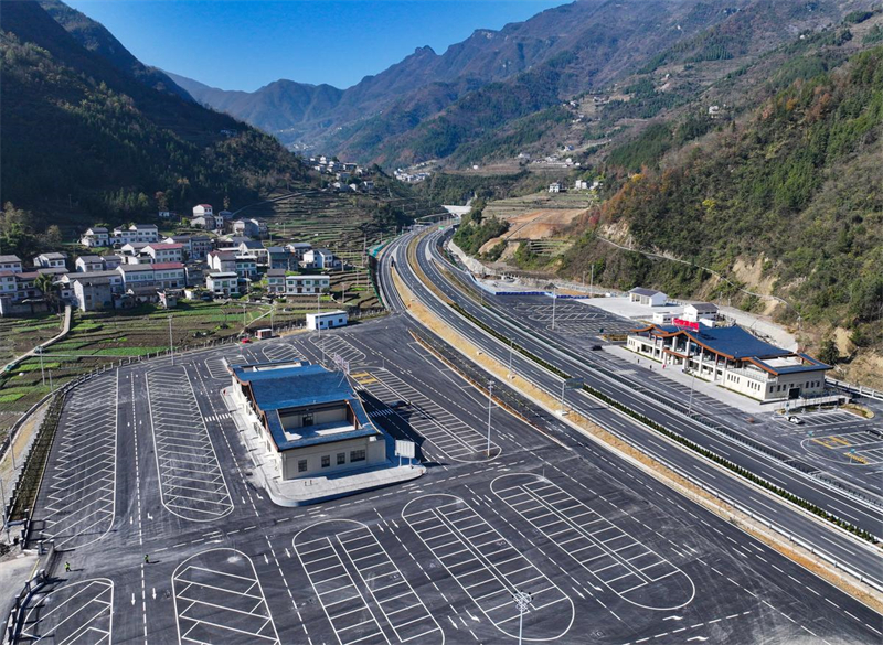 Chongqing : l'autoroute Wuzhen officiellement achevée et mise en service