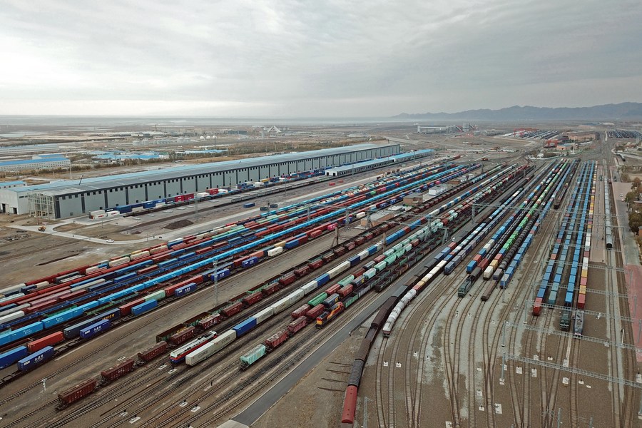 Photo aérienne de trains de marchandises attendant leur départ au col d'Alataw, dans la région autonome ouïgoure du Xinjiang, dans le nord-ouest de la Chine, le 4 novembre 2023. Situé dans la préfecture autonome mongole de Bortala, au Xinjiang, le col d'Alataw borde le Kazakhstan. Depuis 2011, date à laquelle le premier train de fret Chine-Europe l'a emprunté, le col a accueilli plus de 30.000 trains à destination de l'Asie centrale ou de l'Europe. (Photo : Li Xin)