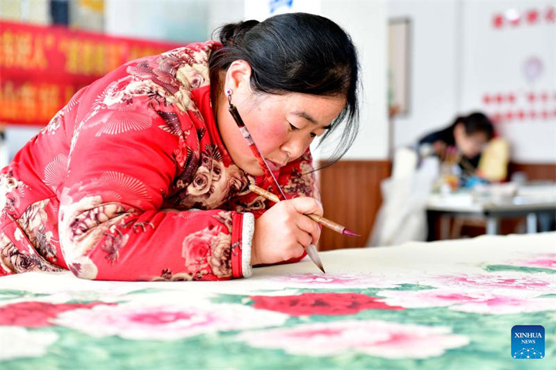 Shandong : la peinture réaliste sur le thème de la pivoine favorise la prospérité rurale