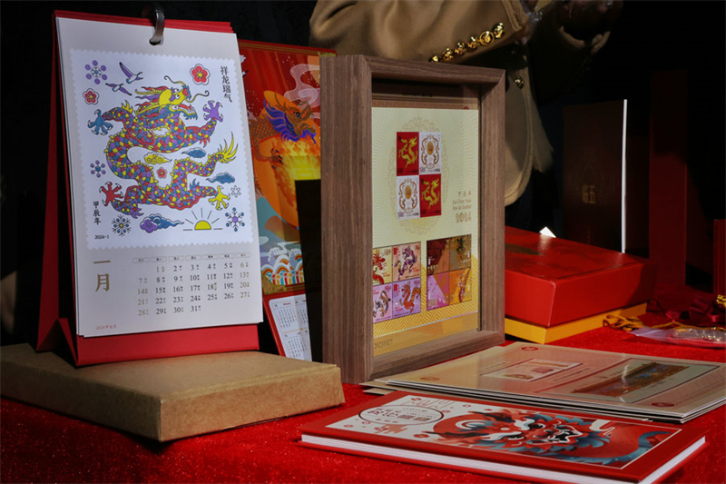 L'ambiance du Nouvel An chinois s'intensifie avec l'omniprésence du dragon sur les timbres et les objets de collection