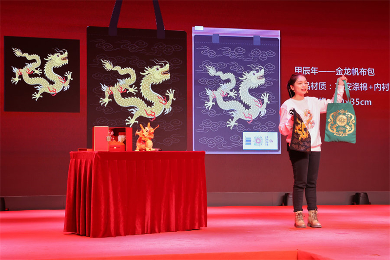 L'ambiance du Nouvel An chinois s'intensifie avec l'omniprésence du dragon sur les timbres et les objets de collection