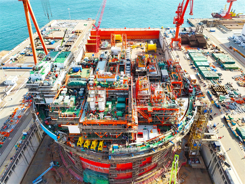 Shandong : fin des travaux de gros-œuvre de la première usine cylindrique de traitement du pétrole et du gaz offshore d'Asie à Qingdao
