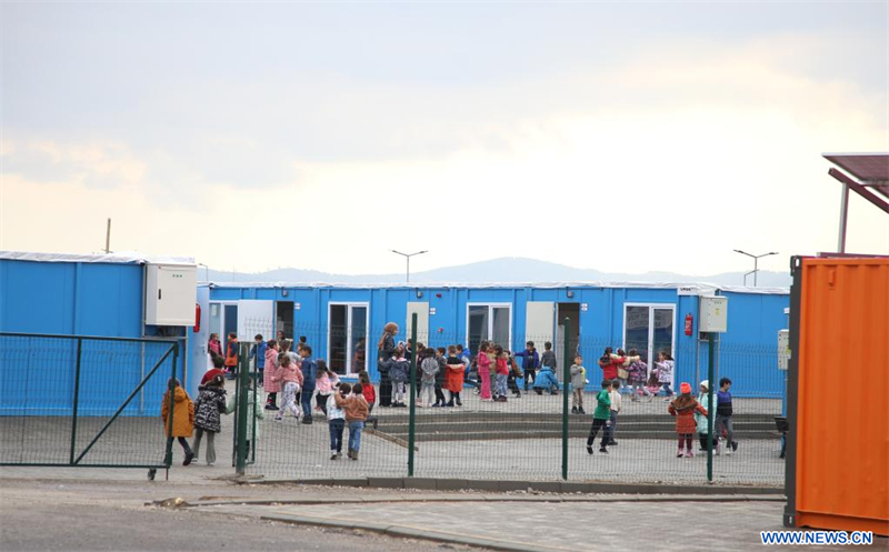 Photo prise le 6 décembre 2023 montrant une école construite avec des conteneurs à Kahramanmaras, en Turquie. (Xinhua/Li Zhenbei)