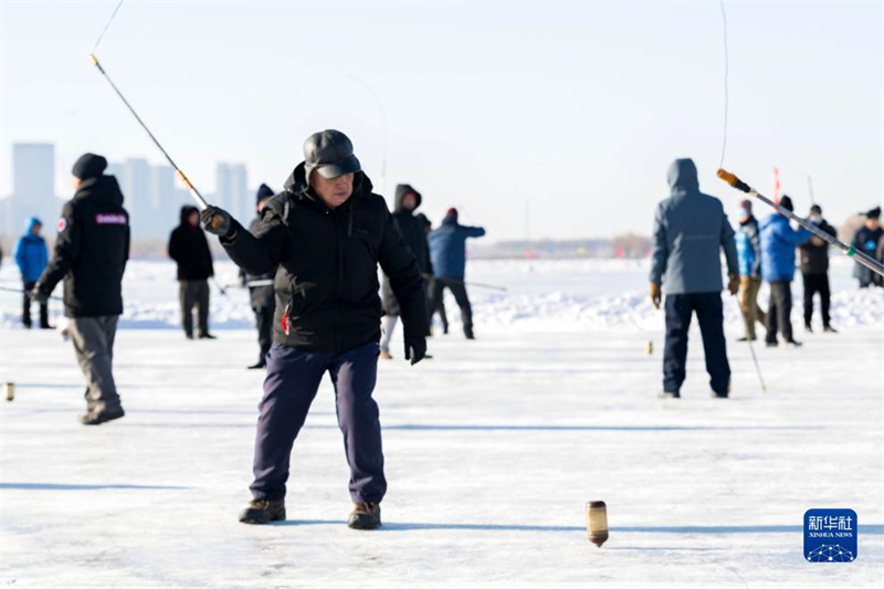 Coup d'envoi du festival de la récolte de la glace à Harbin