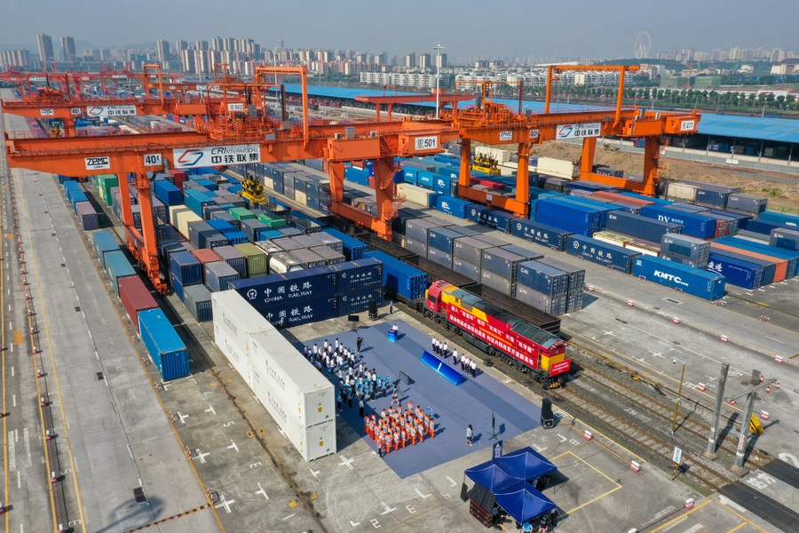 Un train de fret Chine-Europe prêt à partir à la gare de Tuanjiecun, dans la municipalité de Chongqing, dans le sud-ouest de la Chine, le 30 juin 2022. (Photo : Tang Yi)