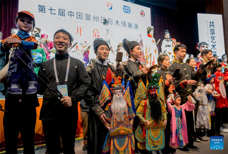 Des artistes présentent leurs marionnettes au public avant l'ouverture du 7e Festival international de marionnettes de Quanzhou, dans la province du Fujian (sud-est de la Chine), le 9 décembre 2023. (Wei Peiquan / Xinhua)