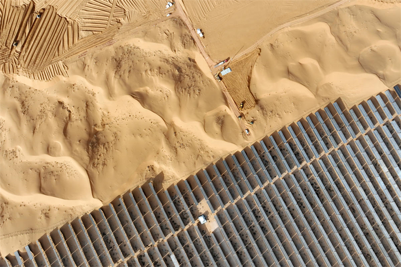 La construction d'une centrale photovoltaïque dans le désert de Tengger bat son plein
