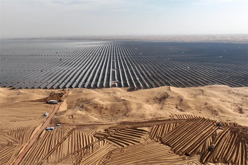 La construction d'une centrale photovoltaïque dans le désert de Tengger bat son plein