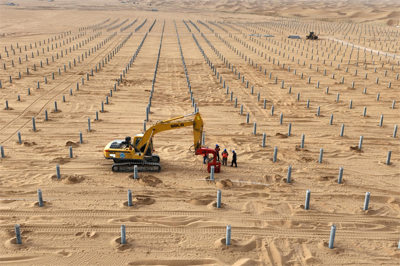 La construction d'une centrale photovoltaïque dans le désert de Tengger bat son plein