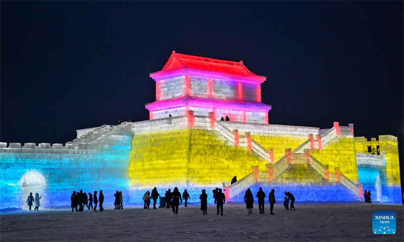 Des touristes visitent le nouveau monde de glace et de neige de Changchun, capitale de la province du Jilin (nord-est de la Chine), le 12 décembre 2023. (Yan Linyun / Xinhua)