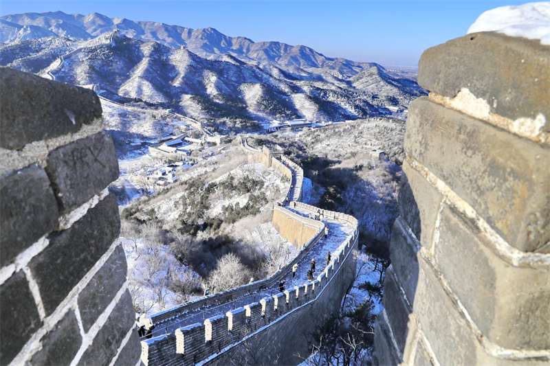 La section de Badaling de la Grande Muraille se teint de blanc