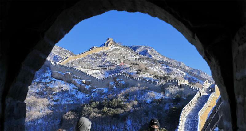 La section de Badaling de la Grande Muraille se teint de blanc