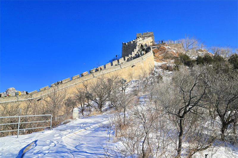 La section de Badaling de la Grande Muraille se teint de blanc