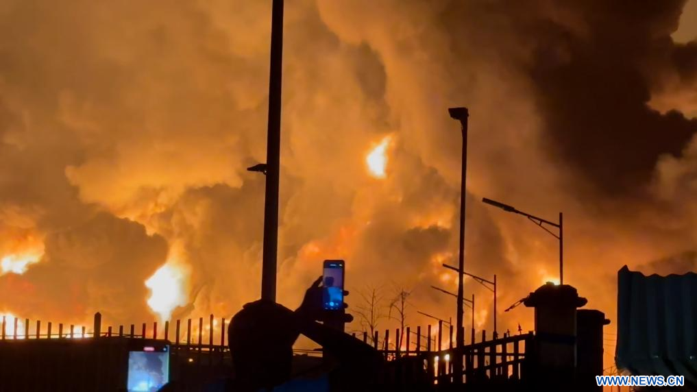 Photo prise le 18 décembre 2023 montrant un incendie après l'explosion dans un dépôt de carburant à Conakry, en Guinée. (Xinhua)