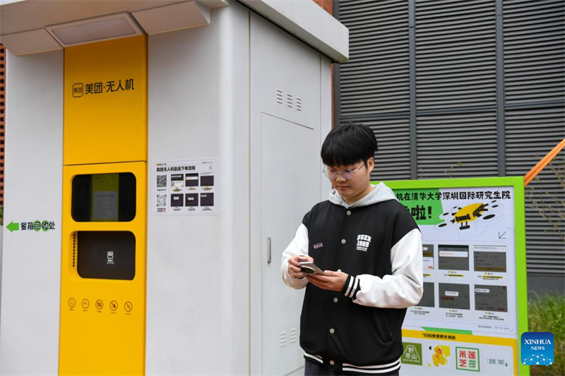 Guangdong : des drones commencent à livrer des repas dans une université à Shenzhen