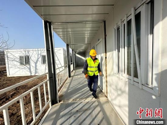 Un ouvrier vérifie une maison temporaire nouvellement construite dans le comté de Jishishan touché par le tremblement de terre, dans la province du Gansu (nord-ouest de la Chine), le 21 décembre 2023. (Photo / China News Service)