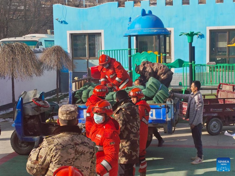 Gansu : l'armée chinoise déploie plusieurs forces de secours dans les zones touchées par le séisme