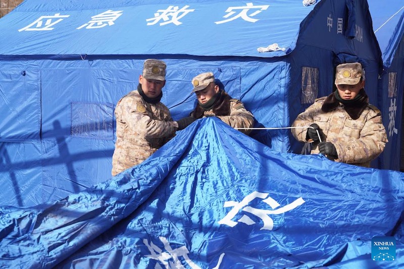 Gansu : l'armée chinoise déploie plusieurs forces de secours dans les zones touchées par le séisme