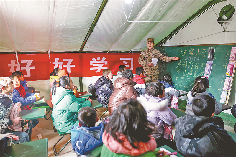 Le 23 décembre, des enfants suivaient des cours dans la « tente-école de la Police armée populaire » dans le village de Gaoli, situé dans le canton de Liuji. (Hou Chonghui / Xinhua)