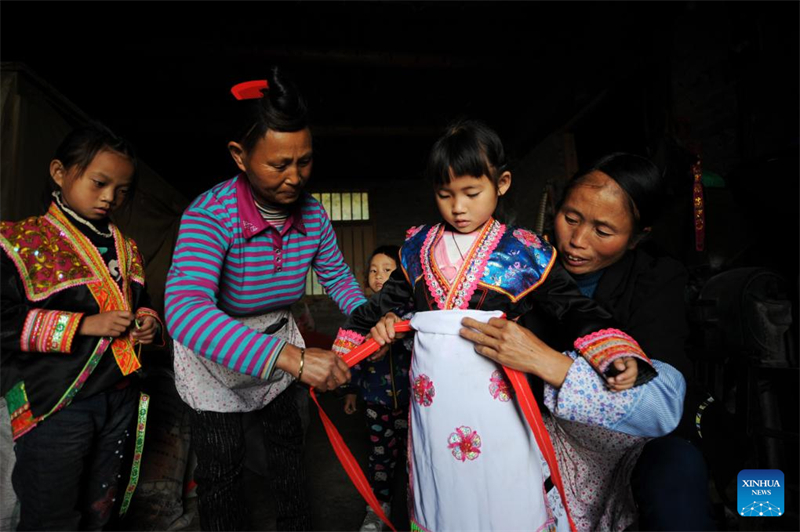 Guizhou : une jeune fille Miao commence une nouvelle vie grâce aux efforts de lutte contre la pauvreté