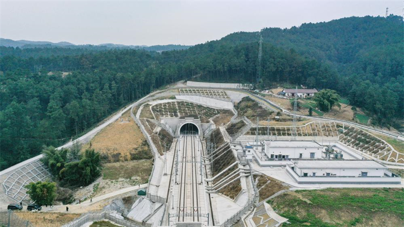 La Chine ouvre une nouvelle ligne ferroviaire à grande vitesse reliant Chengdu à Yibin