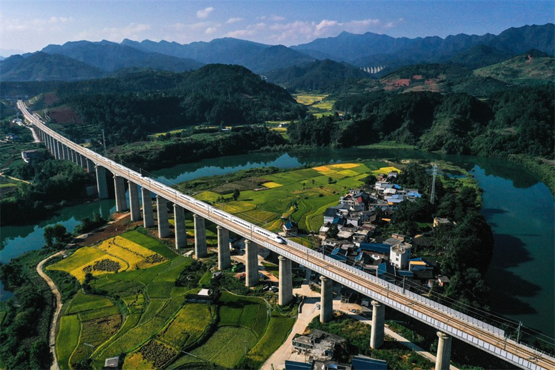 Photo aérienne prise le 31 août 2023 montrant un train à grande vitesse circulant le long de la ligne à grande vitesse Guiyang-Nanning, à Duyun, dans la province du Guizhou (sud-ouest de la Chine). (Yang Wenbin / Xinhua)
