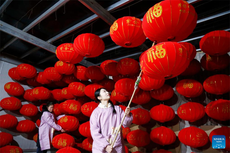 Hebei : en visite dans un atelier de lanternes de la ville de Xingtai