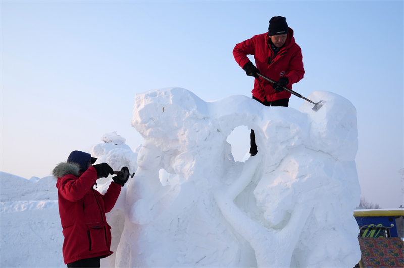 Heilongjiang : les participants créent des sculptures sur neige au 30e Concours national de sculpture sur neige de Harbin