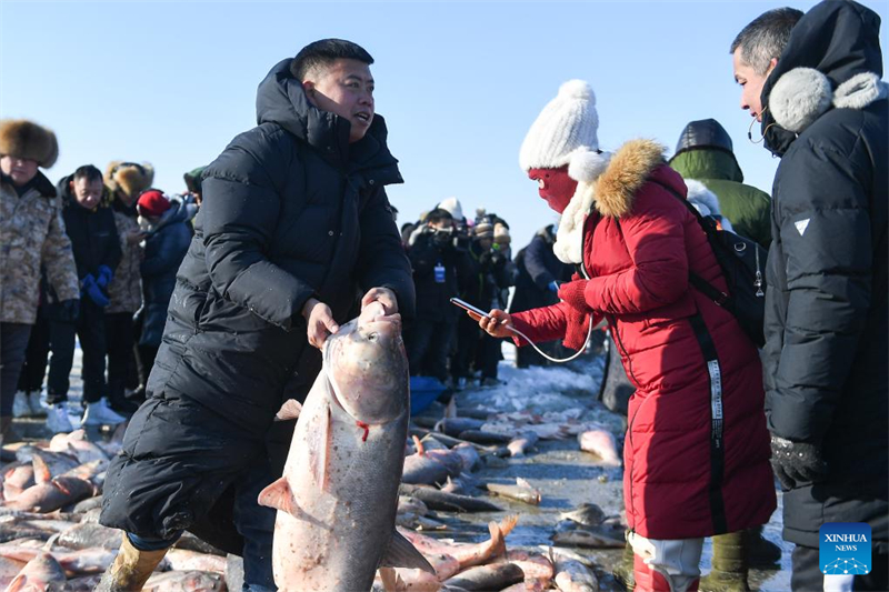 Jilin : début d'un festival sur le thème de la pêche hivernale sur le lac Chagan