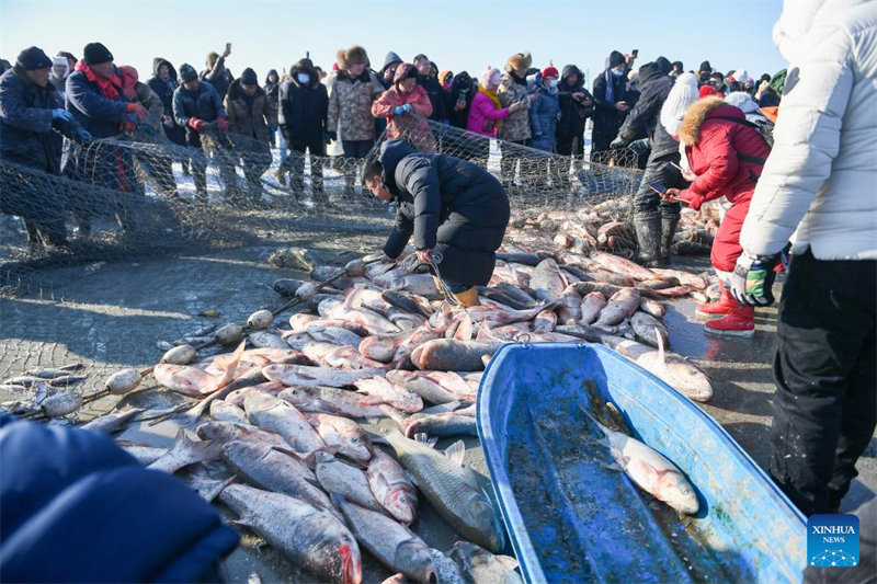 Jilin : début d'un festival sur le thème de la pêche hivernale sur le lac Chagan