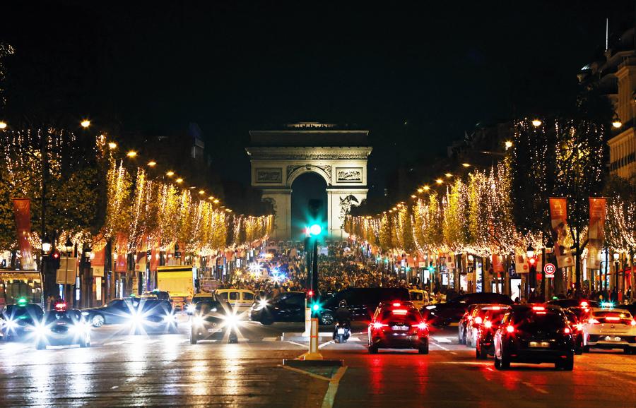 L'avenue des Champs-Elysées est éclairée par les lumières de Noël à Paris, en France, le 19 novembre 2023. (Xinhua/Gao Jing)