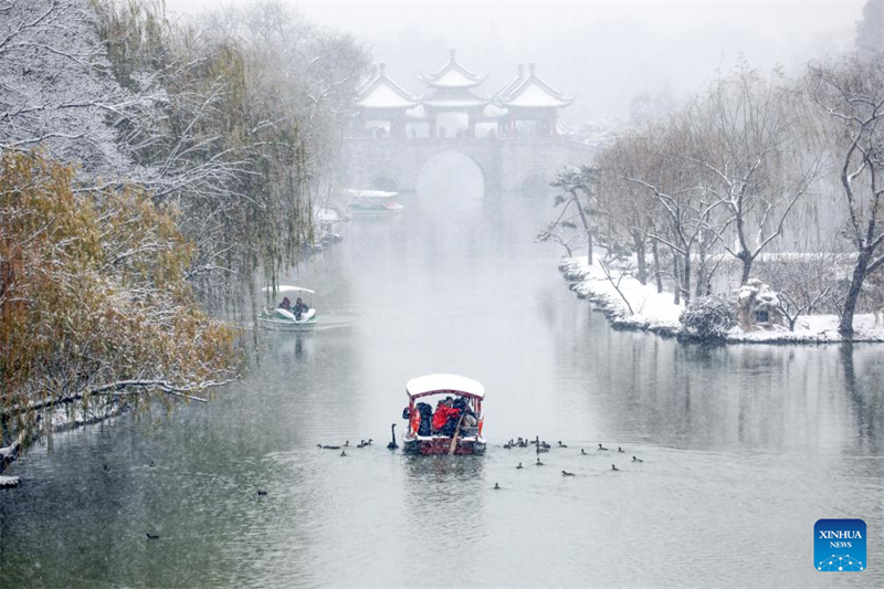 Des touristes s'amusent sur un bateau sur le site touristique du lac Mince de l'Ouest à Yangzhou, dans la province du Jiangsu (est de la Chine), le 18 décembre 2023. (Qi Liguang / Xinhua)