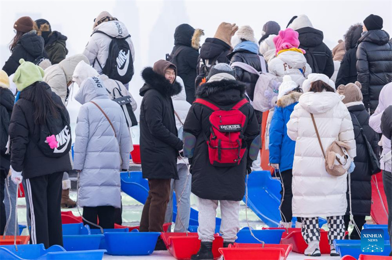 Harbin : un super toboggan sur glace de 521 mètres attire les visiteurs