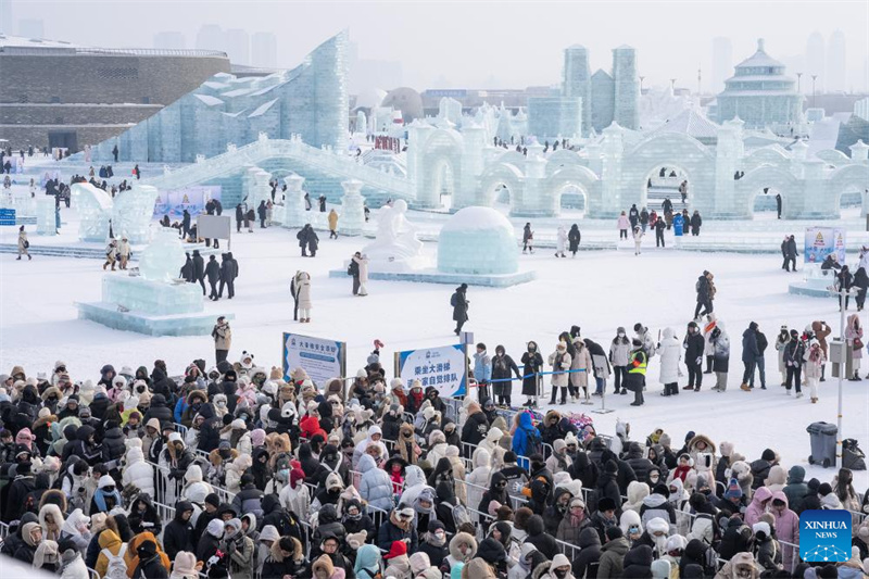 Harbin : un super toboggan sur glace de 521 mètres attire les visiteurs