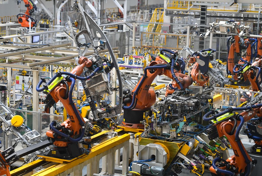 Cette photo prise le 3 juillet 2023 montre des bras robotiques travaillant dans l'atelier de soudage de GAC Aion New Energy Automobile Co Ltd à Guangzhou, capitale de la province du Guangdong (sud de la Chine). (Photo / Xinhua)
