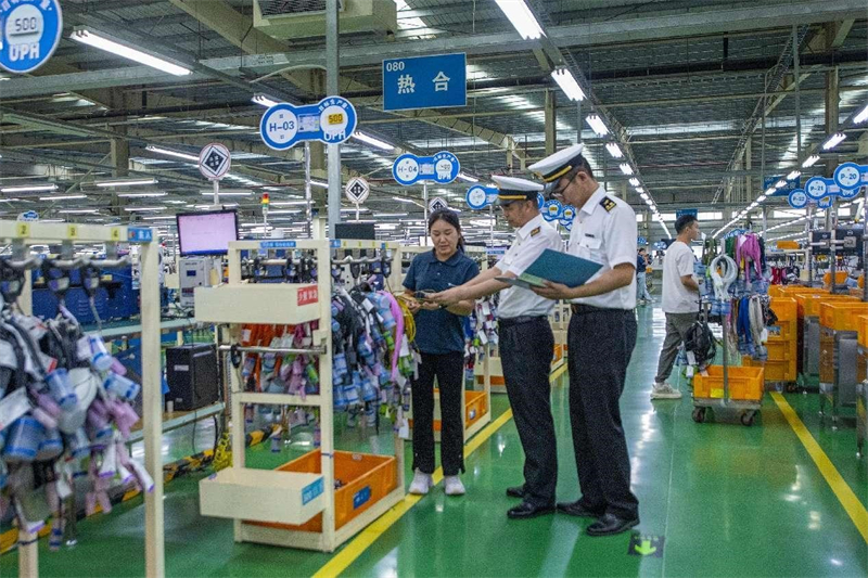 Les agents des douanes de Huaibei, dans la province de l'Anhui (est de la Chine), visitent une entreprise d'électronique locale pour offrir des conseils sur les activités douanières. (Xiao Benxiang / Pic.people.com.cn)