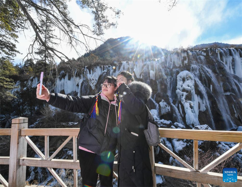 Sichuan : ouverture d'un festival international du tourisme centré sur les cascades gelées dans le Parc national de Jiuzhaigou