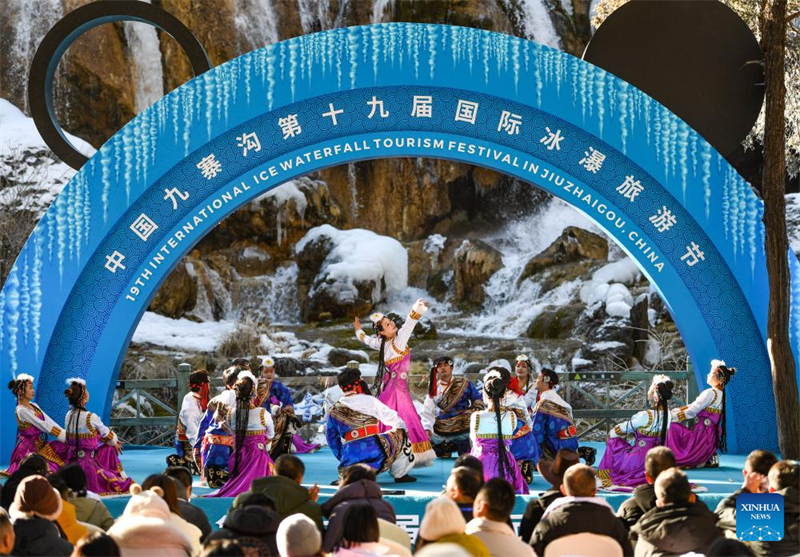 Sichuan : ouverture d'un festival international du tourisme centré sur les cascades gelées dans le Parc national de Jiuzhaigou