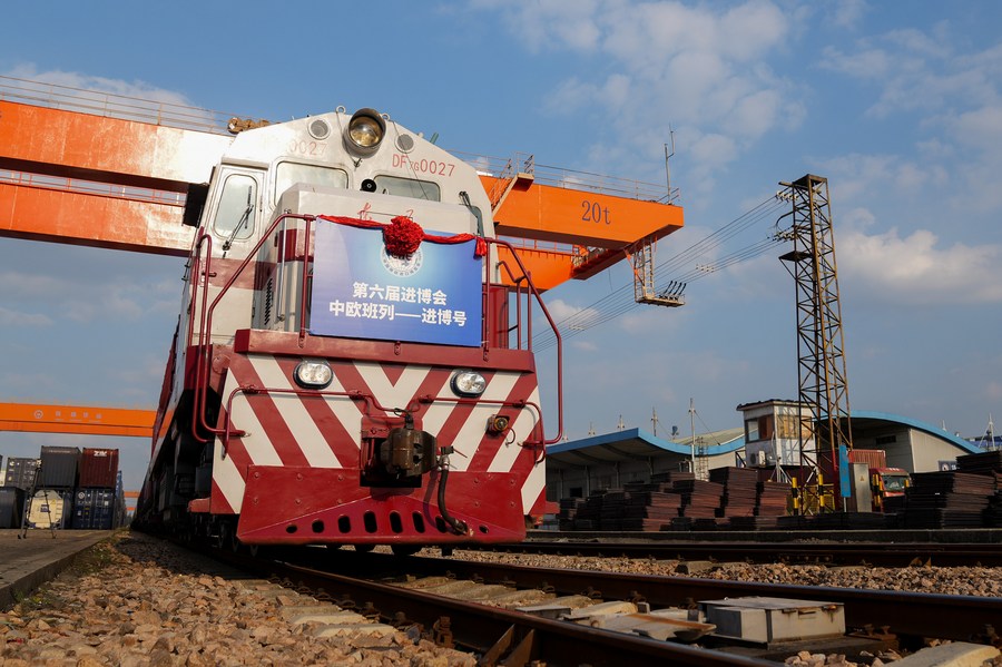 Un train de fret Chine-Europe en provenance de la ville allemande de Duisbourg et chargé de produits destinés à la 6e Exposition internationale d'importation de la Chine (CIIE) arrive à Shanghai, dans l'est de la Chine, le 11 octobre 2023. (Photo : Ding Ting)
