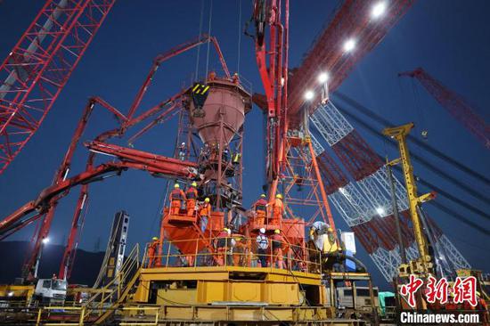 Photo du pont ferroviaire et autoroutier de Xihoumen, un projet clé du chemin de fer Ningbo-Zhoushan. (Photo/China News Service).