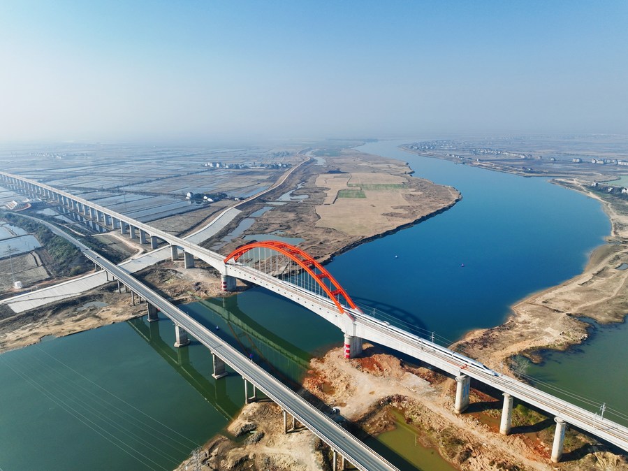 Un train à grande vitesse passant sur un grand pont enjambant le lac Poyang, sur le chemin de fer à grande vitesse Hangzhou-Nanchang, dans l'est de Chine, le 27 décembre 2023. (Photo : Xing Guangli)