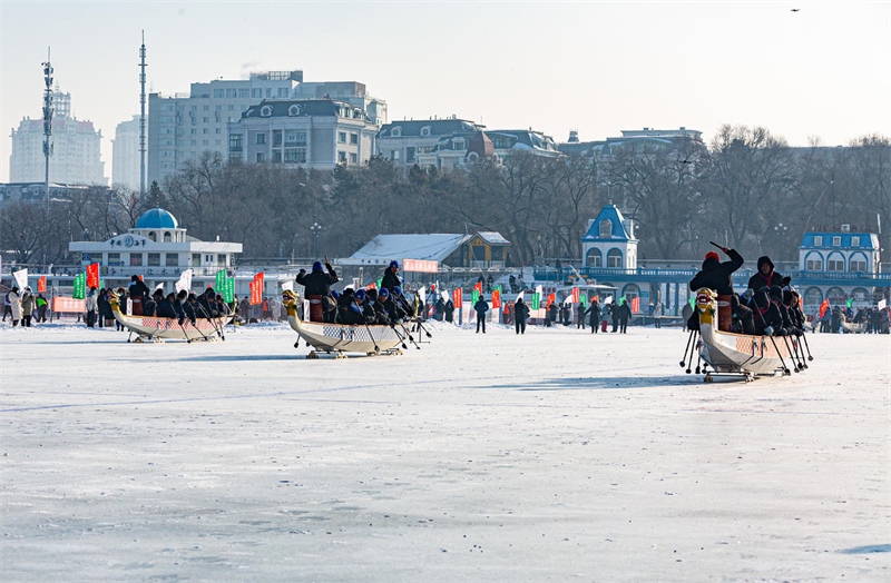 Harbin met en place des courses de bateaux-dragons sur glace !